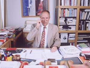 Festspiel-Leiter Ulrich Eckhardt im Jahr 1994 in seinem Berliner Büro. 