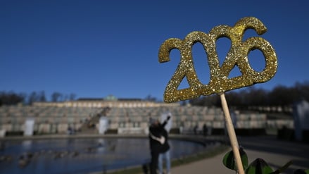 Vorschau auf das neue Jahr 2026. Im Hintergrund ist das Schloss Sanssouci zu sehen.