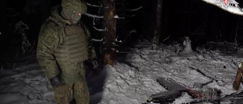 Das Bild soll einen russischen Soldaten zeigen, der neben den Überresten einer Drohne steht, die nach Angaben aus Moskau eine Residenz von Wladimir Putin angreifen sollte.