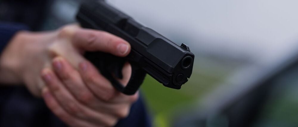 Berliner Polizisten gaben 2025 im Einsatz mehr als 150 Mal Schüsse ab. (Symbolbild)