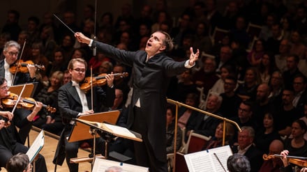 Vasily Petrenko dirigiert das RSB und den Rundfunkchor Berlin im Konzerthaus.