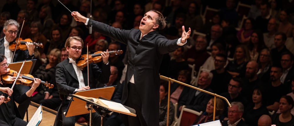 Vasily Petrenko dirigiert das RSB und den Rundfunkchor Berlin im Konzerthaus.