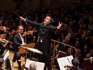 Vasily Petrenko dirigiert das RSB und den Rundfunkchor Berlin im Konzerthaus. 