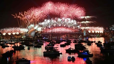 Feuerwerk ist an Harbour Bridge und an der Oper von Sydney zu sehen.