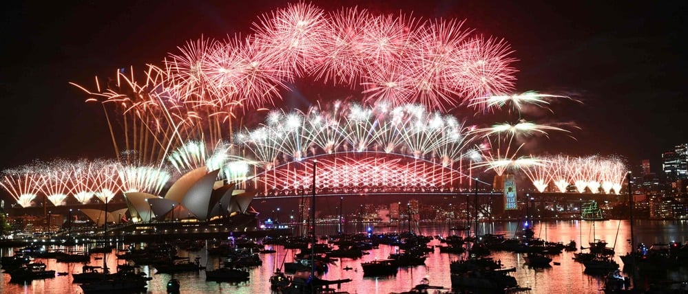 Feuerwerk ist an Harbour Bridge und an der Oper von Sydney zu sehen.