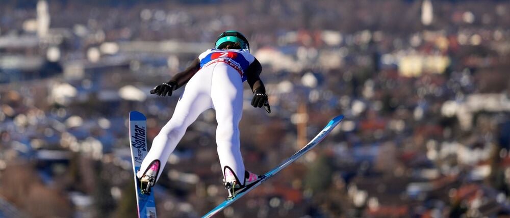 Die Slowenin Prevc fliegt der Konkurrenz davon.