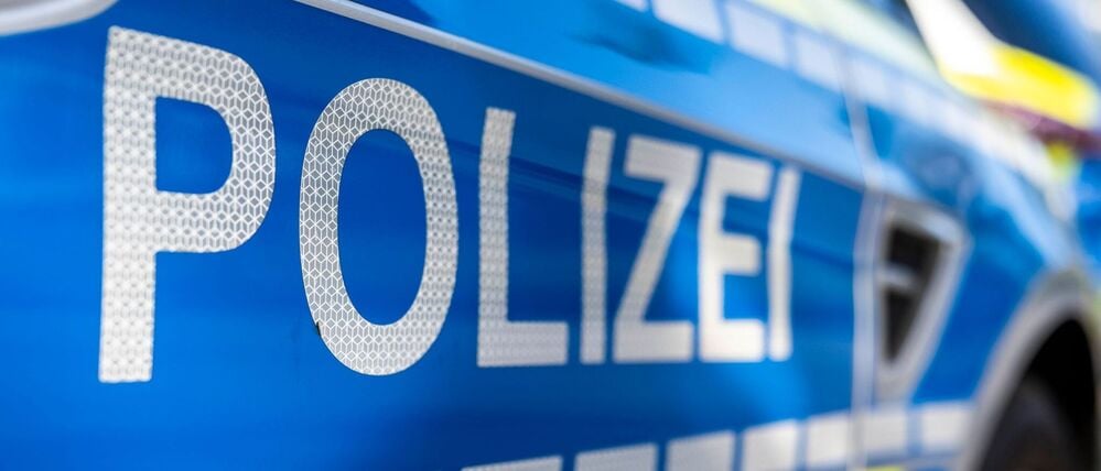 Ein Streifenwagen der Polizei in NRW steht an einem Tatort.