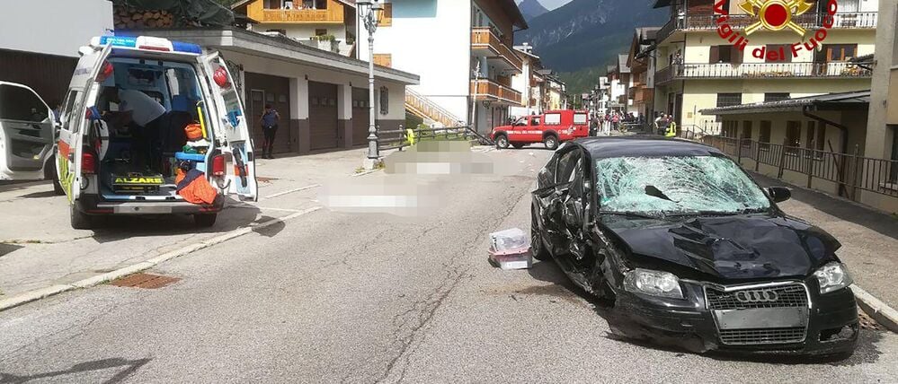 Ein Krankenwagen und das Auto der Deutschen sind nach dem Unfall vor etwa zweieinhalb Jahren zu sehen.