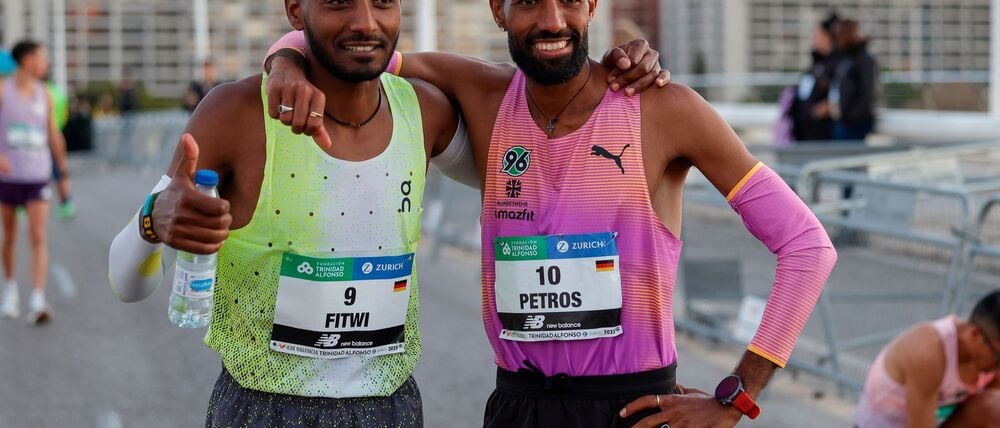 Samuel Fitwi (l) und Amanal Petros lieferten sich beim Silvesterlauf in Trier ein Duell. (Archivbild)