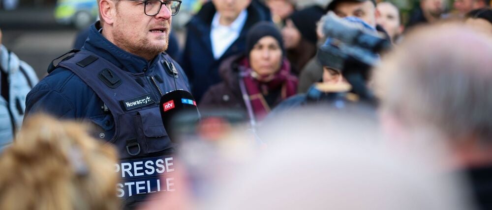 Die Ermittler prüfen Videosequenzen aus einem angrenzenden Parkhaus mit maskierten Personen und zwei Fahrzeugen.