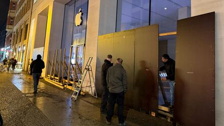 Silvester 2025 in Berlin: Am Apple Store in der Rosenthaler Straße in Berlin-Mitte werden die Schaufenster zum Schutz vor Böllern und Raketen verrammelt.