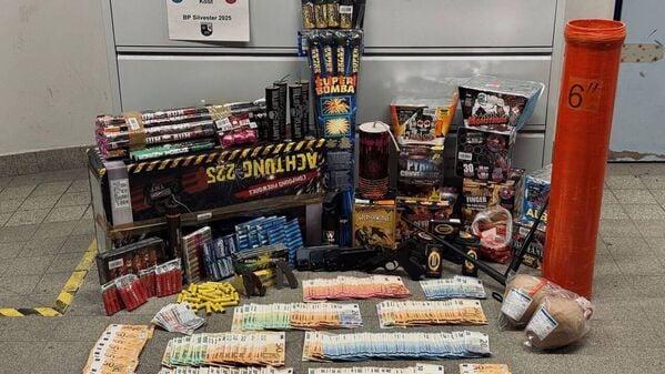 Die Beamten fanden sowohl legale als auch illegale Feuerwerkskörper.