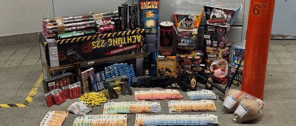 Die Beamten fanden sowohl legale als auch illegale Feuerwerkskörper.