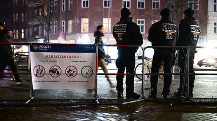 Die Berliner Polizei nimmt schon vor Mitternacht mehr als 100 Menschen fest.