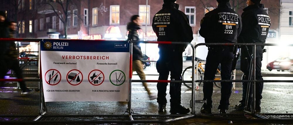 Die Berliner Polizei nimmt schon vor Mitternacht mehr als 100 Menschen fest.