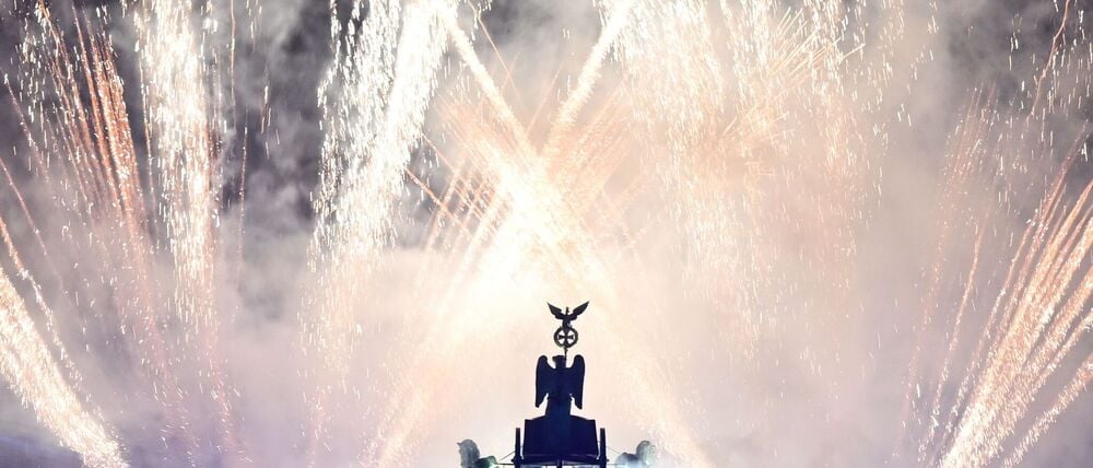 Über dem Brandenburger Tor gab es um Mitternacht ein eindrucksvolles Feuerwerk. 