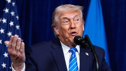 US-Präsident Donald Trump nimmt an einer gemeinsamen Pressekonferenz mit Selenskyj, Präsident der Ukraine, nach einem Treffen in Trumps Mar-a-Lago-Club teil.