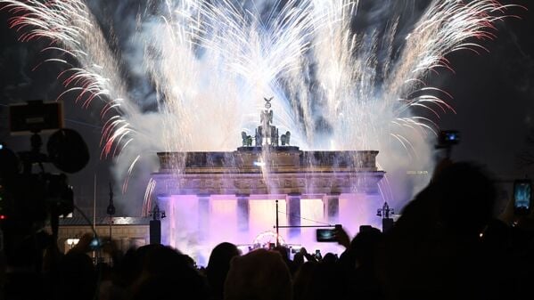 „Yeah 26!“ – am Brandenburger Tor begrüßten Tausende das neue Jahr mit professionellem Feuerwerk.