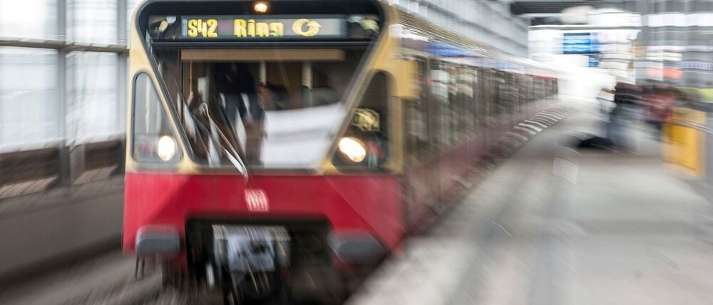 Auf einem Bahnsteig der S-Bahnstation Wedding brennt es. (Archivbild)