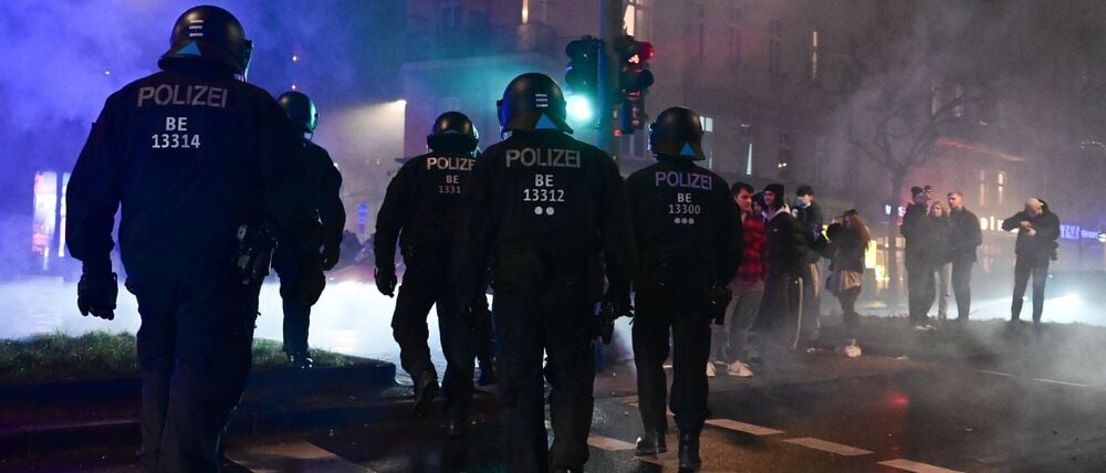 Polizisten und Rettungskräfte wurden in Berlin von Silvester-Randalierern erneut angegriffen.