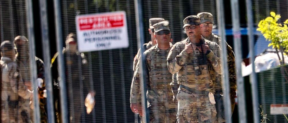 Mitglieder der texanischen Nationalgarde gehen vor dem ICE-Verarbeitungszentrum in Broadview in der Nähe von Chicago.