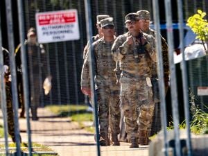 Mitglieder der texanischen Nationalgarde gehen vor dem ICE-Verarbeitungszentrum in Broadview in der Nähe von Chicago.