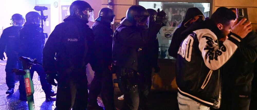 Die Polizei wurde erneut in der Silvesternacht immer wieder mit Feuerwerkskörpern angegriffen.