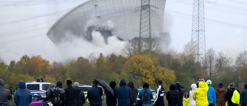Schaulustige beobachten die Sprengung eines Atommeilers. 