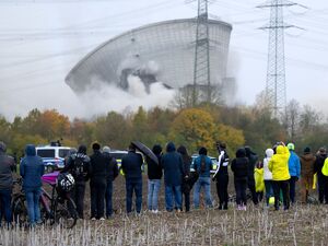 Schaulustige beobachten die Sprengung eines Atommeilers. 