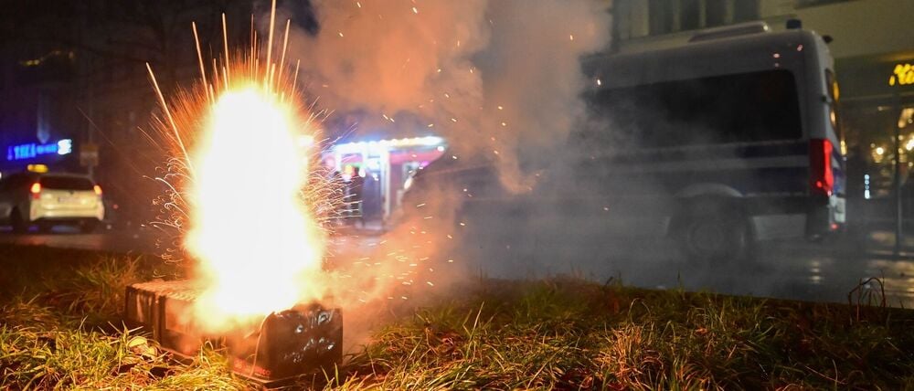 Das Unfallkrankenhaus Berlin meldet zahlreiche schwer verletzte Menschen durch Böllerexplosionen.