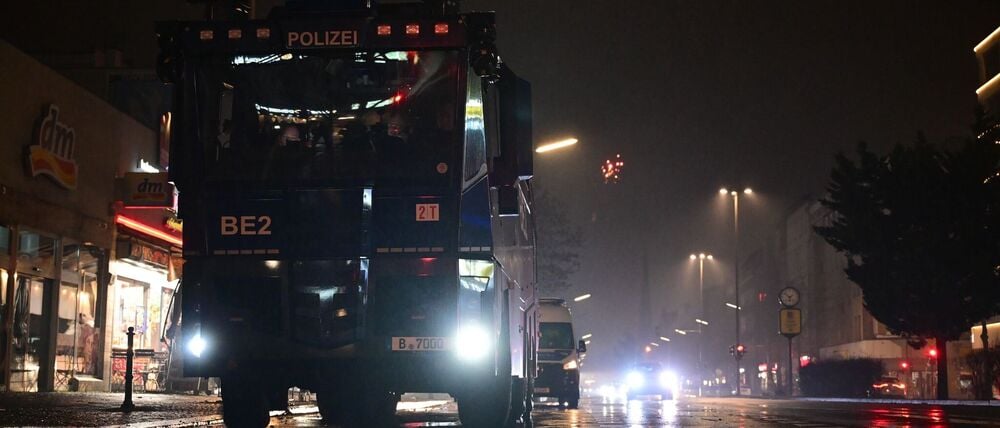 Mit einem Wasserwerfer musste die Berliner Polizei Feuer auf einer Straße in Moabit löschen.