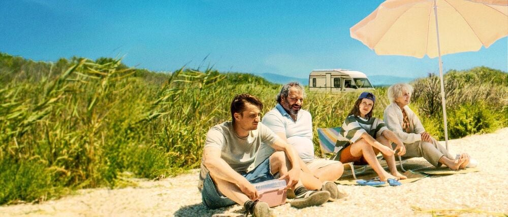 Pierre Lottin (v.l.n.r.) als Rudy, David Ayala als Bruno, Juliette Gasquet als Anna und Helene Vincent als Marie in einer Szene des Films „Bon Voyage - Bis hierher und noch weiter“.