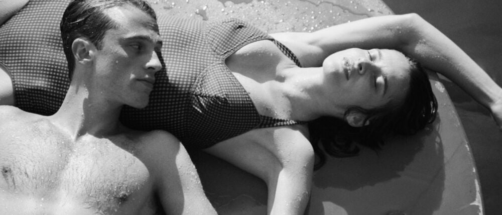 Benjamin Voisin als Meursault und Rebecca Marder als Marie in einer Szene des Films „Der Fremde“.