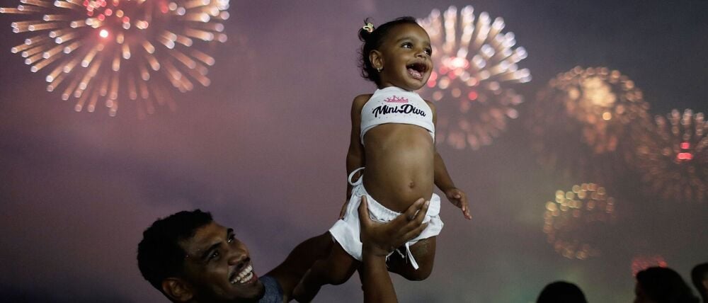 Groß und Klein begrüßen das neue Jahr in Rio. 