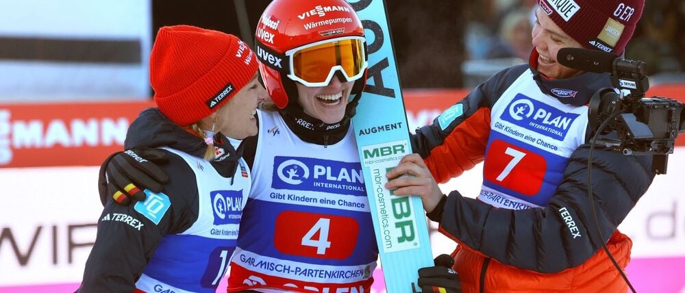 Gute Laune bei den deutschen Skispringerinnen.