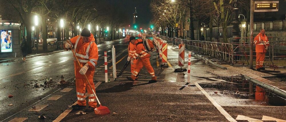 Die Berliner Stadtreinigung schickt schon am frühen Morgen in Mitte Putztrupps, um die Straßen rund um das Brandenburger Tor zu säubern.