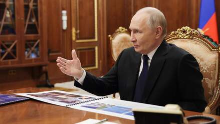 Der russische Machthaber Wladimir Putin ist bei einem Gespräch in seinem Büro zu sehen.