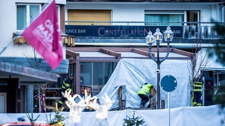 Einsatzkräfte sichern den Unfallort, die Bar „Le Constellatin“ im Schweizer Skiort Crans-Montana.