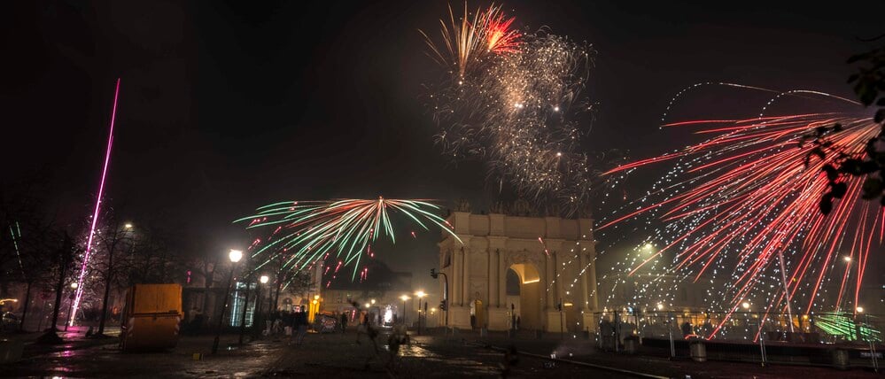 Feuerwerk in der Silvesternacht 2025/26 am Luisenplatz in Potsdam.