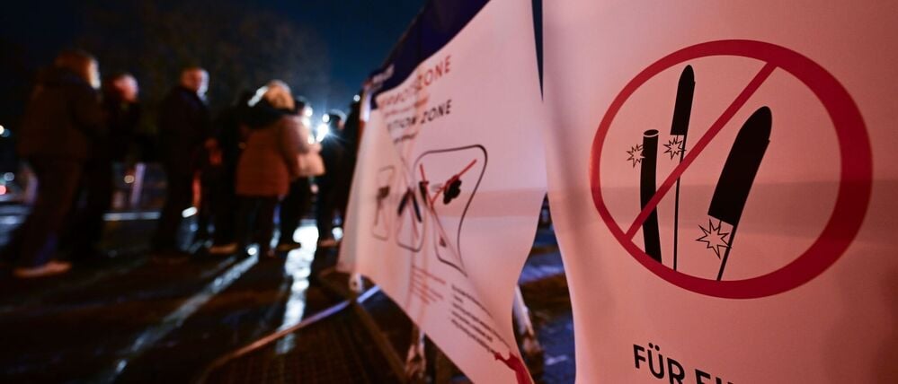 Berlin: Passanten stehen an der Kontrolle eines Eingangs in die Pyrotechnikverbotszone am Alexanderplatz während der Silvesternacht.