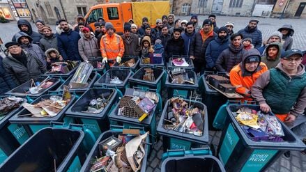 Für ein schönes Stadtbild treffen sich junge Muslime in vielen Städten zur Neujahrs-Putzaktion.