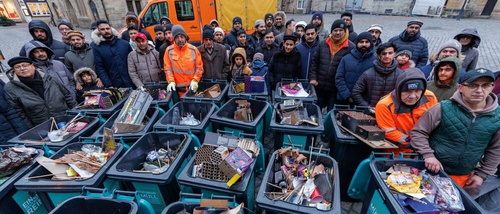 Für ein schönes Stadtbild treffen sich junge Muslime in vielen Städten zur Neujahrs-Putzaktion.