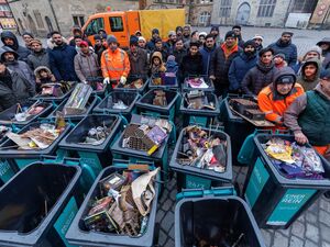Für ein schönes Stadtbild treffen sich junge Muslime in vielen Städten zur Neujahrs-Putzaktion.