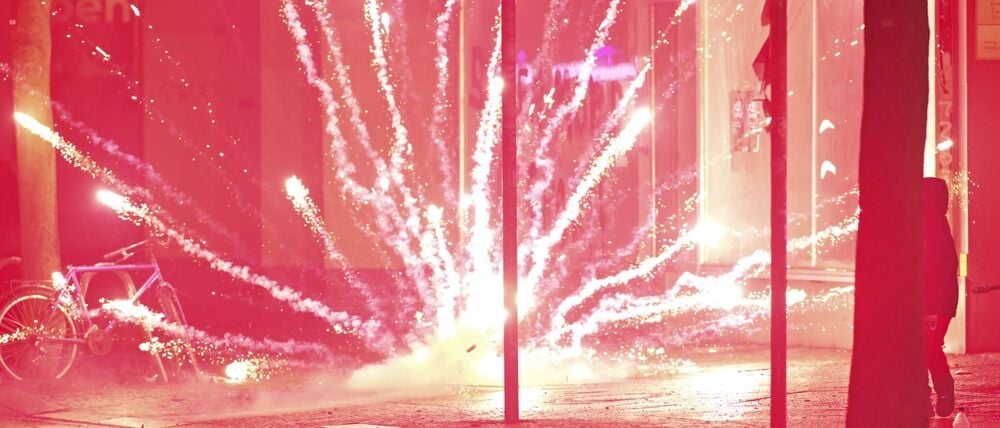 Zum Teil wurden Menschen mit Feuerwerkskörpern beworfen.