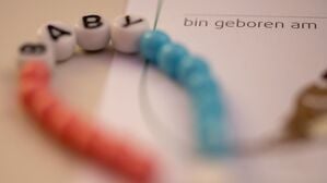 ARCHIV - 19.05.2022, Baden-Württemberg, Ulm: Ein neues Kettchen für ein Baby liegt im Kreißsaal einer Klinik bereit (Symbolbild). (zu dpa: «Neujahrs-Babys in Berlin: Emil kam kurz nach Mitternacht») Foto: Stefan Puchner/dpa +++ dpa-Bildfunk +++