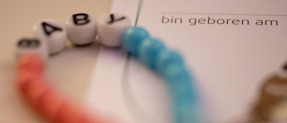 ARCHIV - 19.05.2022, Baden-Württemberg, Ulm: Ein neues Kettchen für ein Baby liegt im Kreißsaal einer Klinik bereit (Symbolbild). (zu dpa: «Neujahrs-Babys in Berlin: Emil kam kurz nach Mitternacht») Foto: Stefan Puchner/dpa +++ dpa-Bildfunk +++