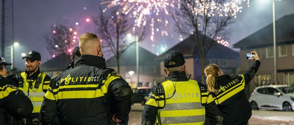 In einigen niederländischen Städten wurde die Polizei mit Böllern beworfen.