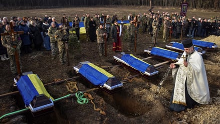 Eine Beisetzung nicht identifizierter ukrainischer Soldaten.