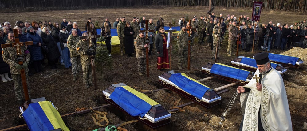 Eine Beisetzung nicht identifizierter ukrainischer Soldaten.