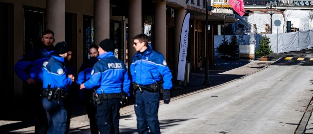 Die Polizei äußert sich nicht zu Spekulationen über die Ursache für das Feuer.